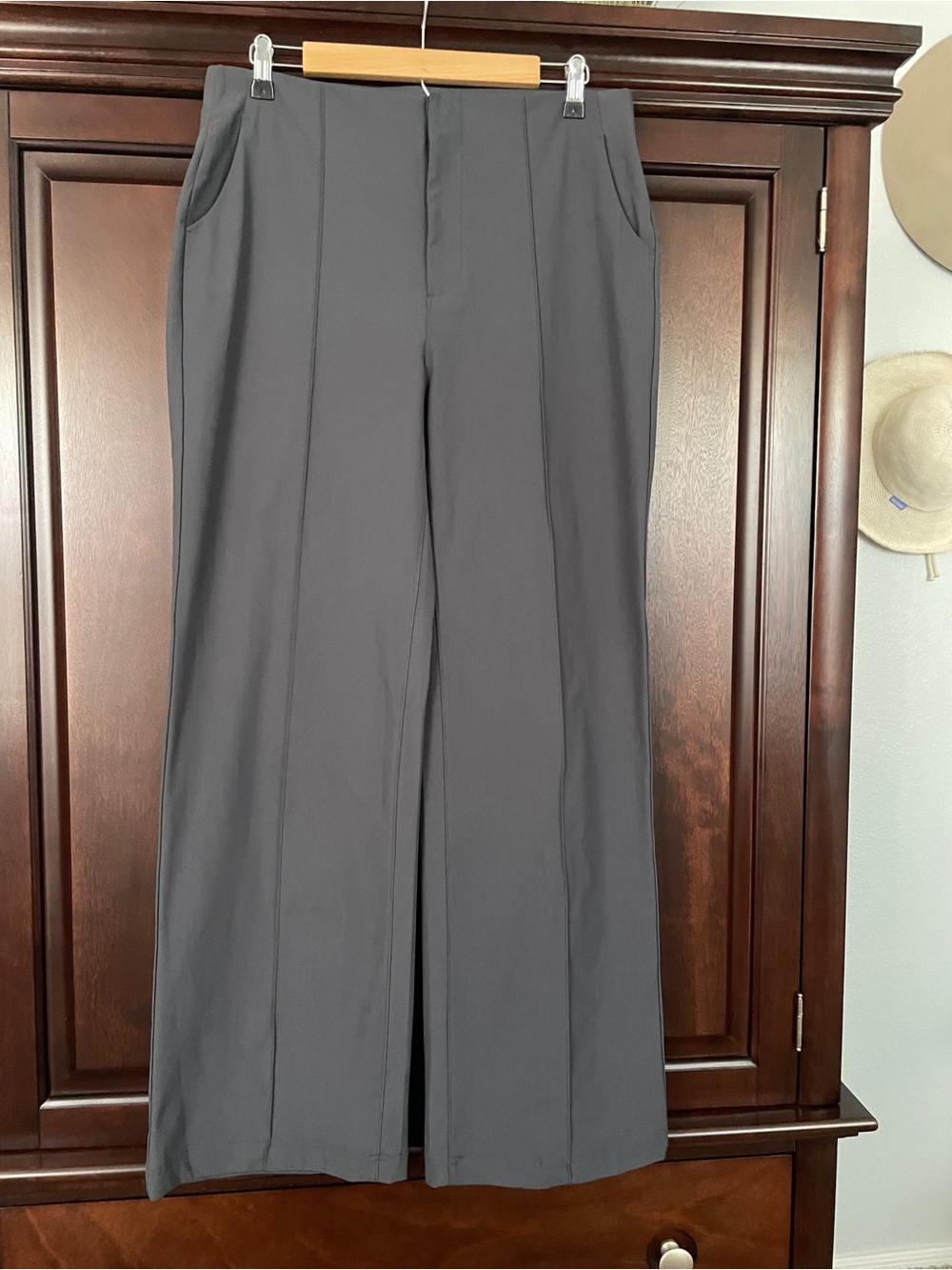 Vuori Meta Wideleg Tailored Long Pant in Charcoal Gray Size L - Picture 4 of 8